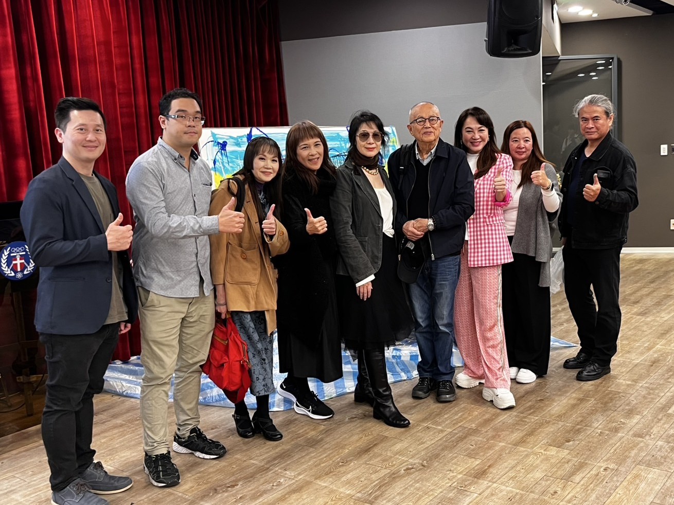 中原大學通識中心副教授陳雅湞左三與藝文圈重量級代表合影。