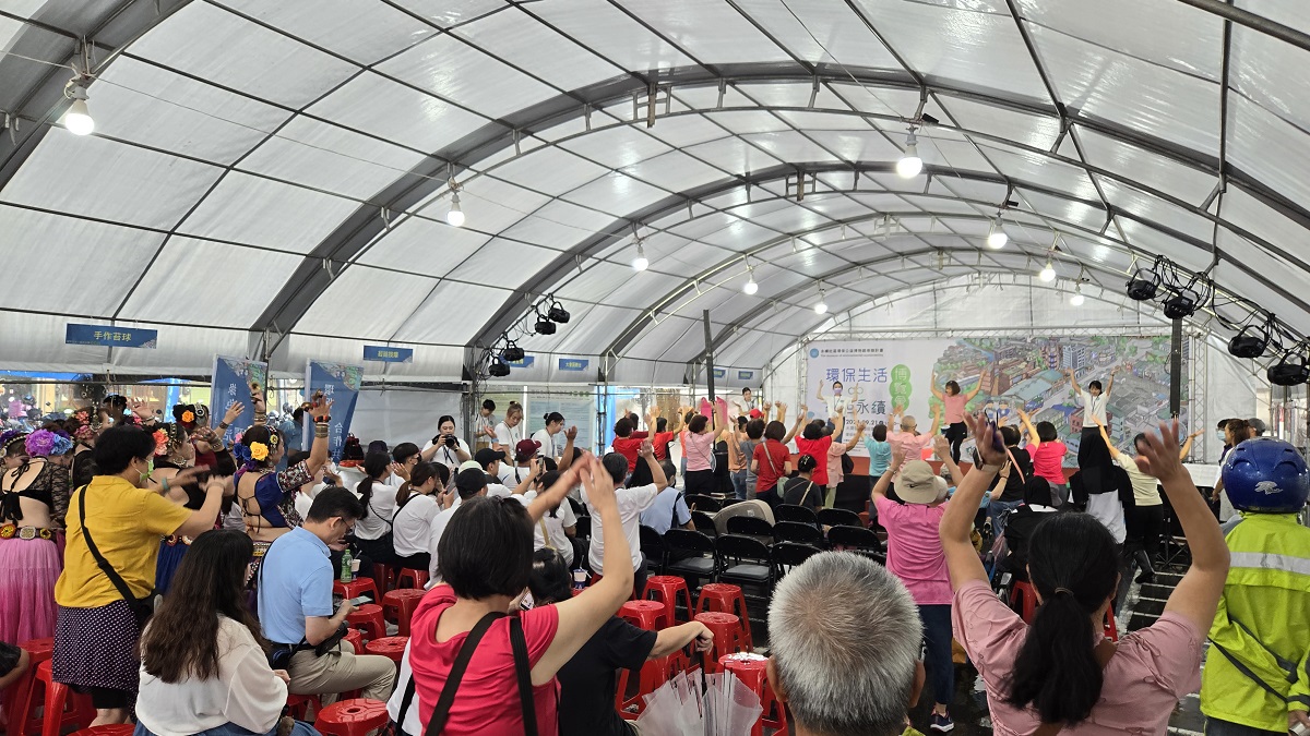 綠色永續博覽會現場有樂團公益表演及各式再生商品展售，氣氛熱鬧非凡。