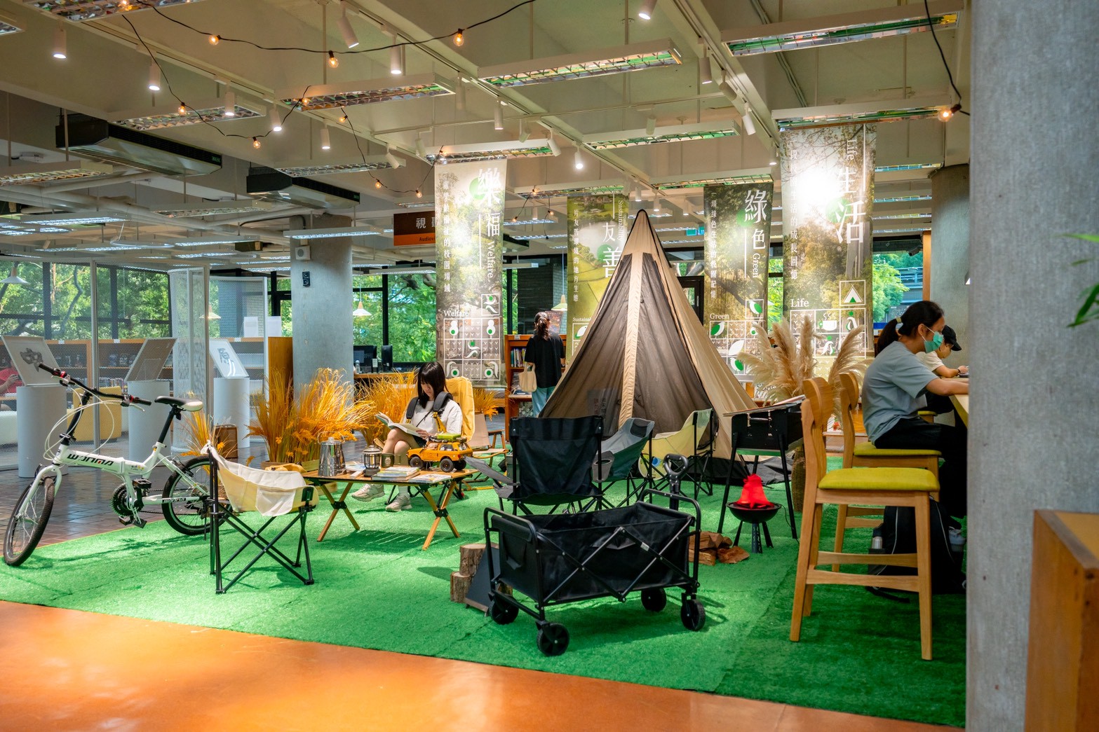 以自然綠意打造的情境式書展區，讓閱讀化為沉浸體驗，展現「以樂以綠以善」的永續精神。