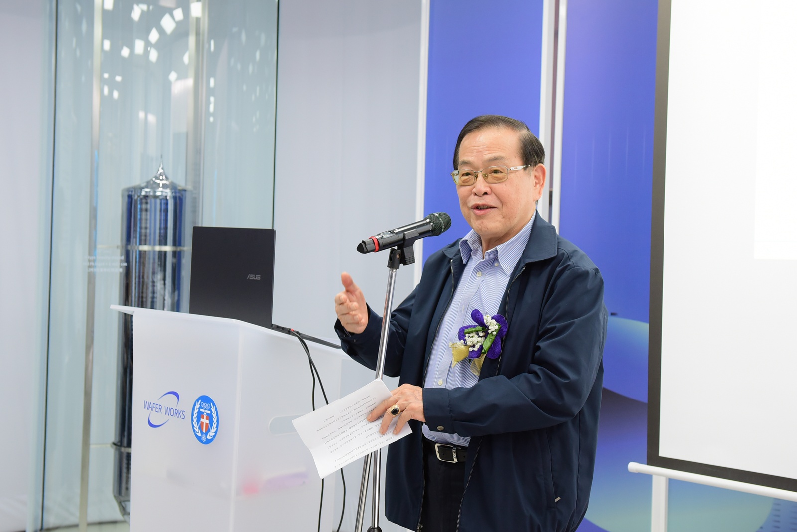 合晶科技董事長焦平海於「季達廳」啟用典禮上致詞，強調「飲水思源，回饋社會」的信念。