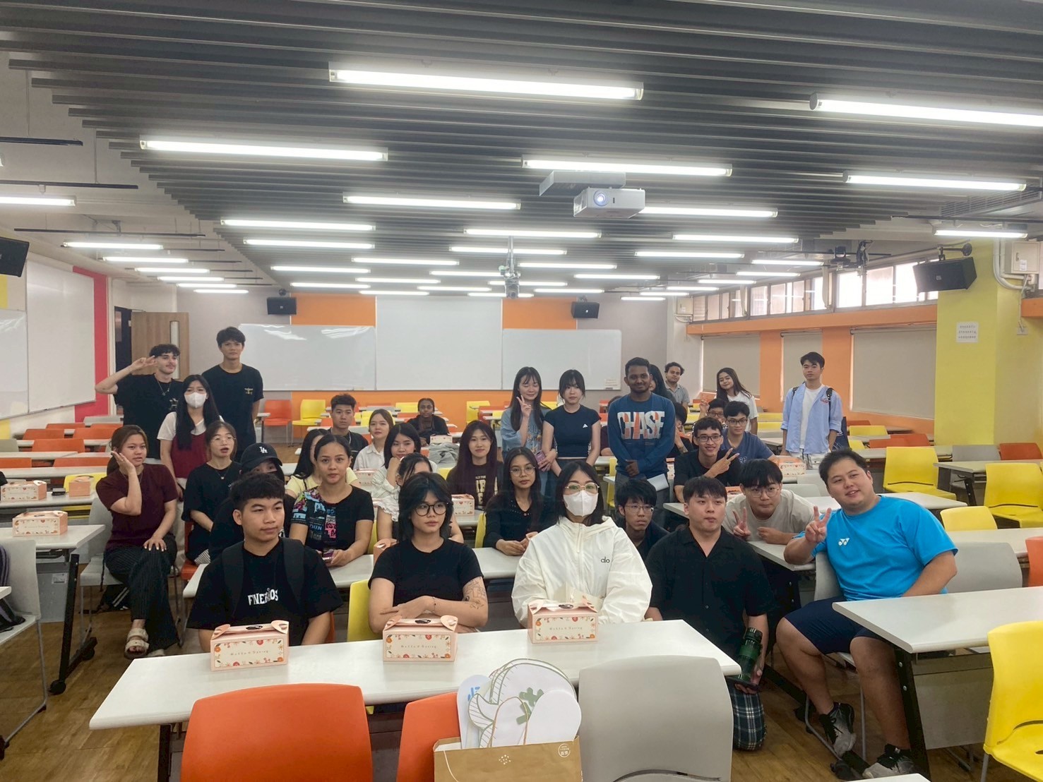 06中原大學工學院奈米材料與元件實驗室學生與華語生交流。