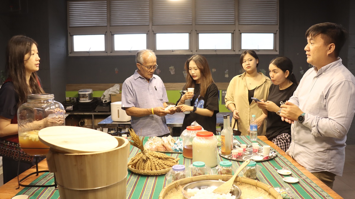 中原大學原資中心介紹原住民飲食風俗，交流增進文化認同的共識。