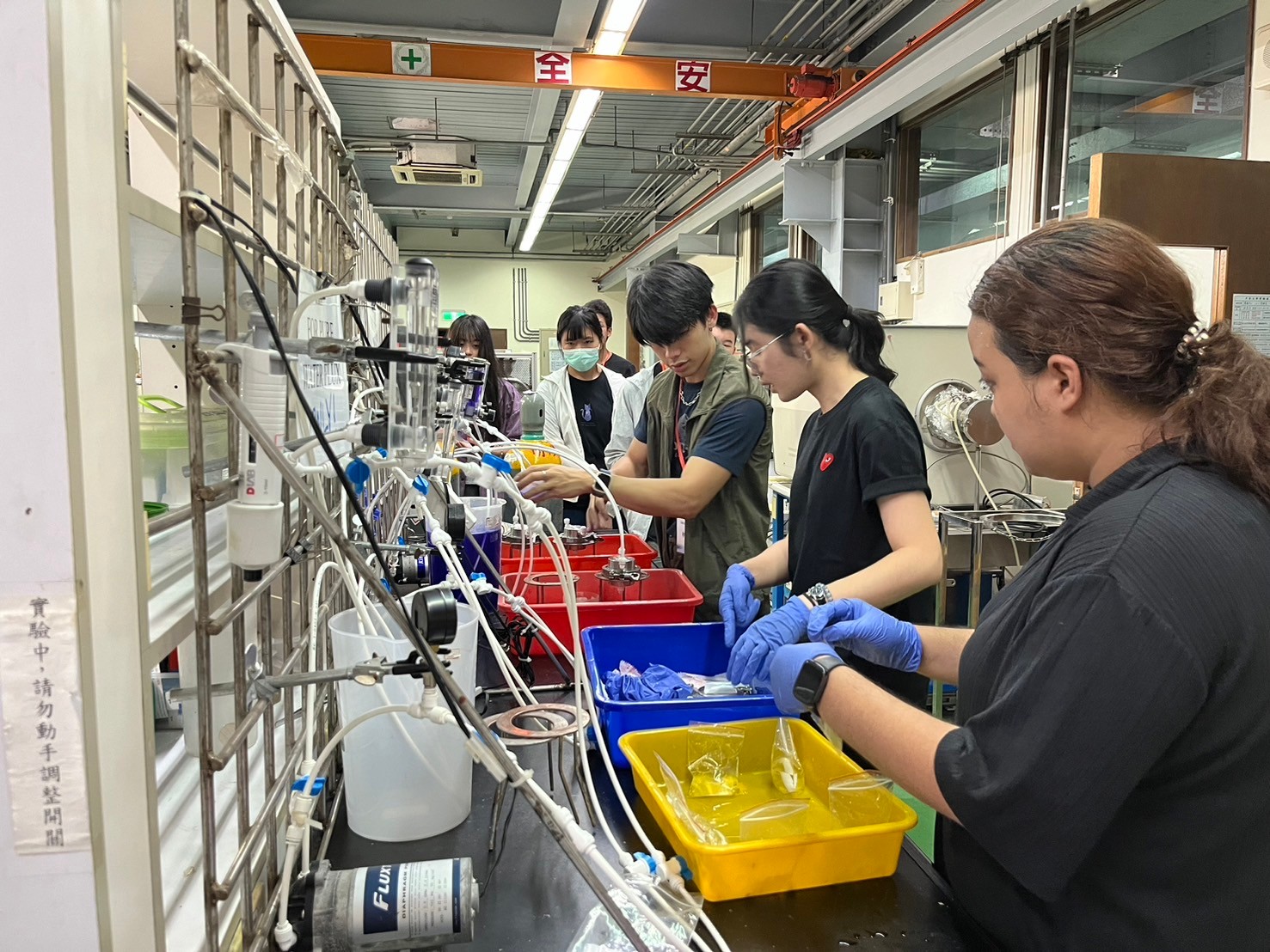 中原大學帶領高中生進行染料溶液的分離操作。