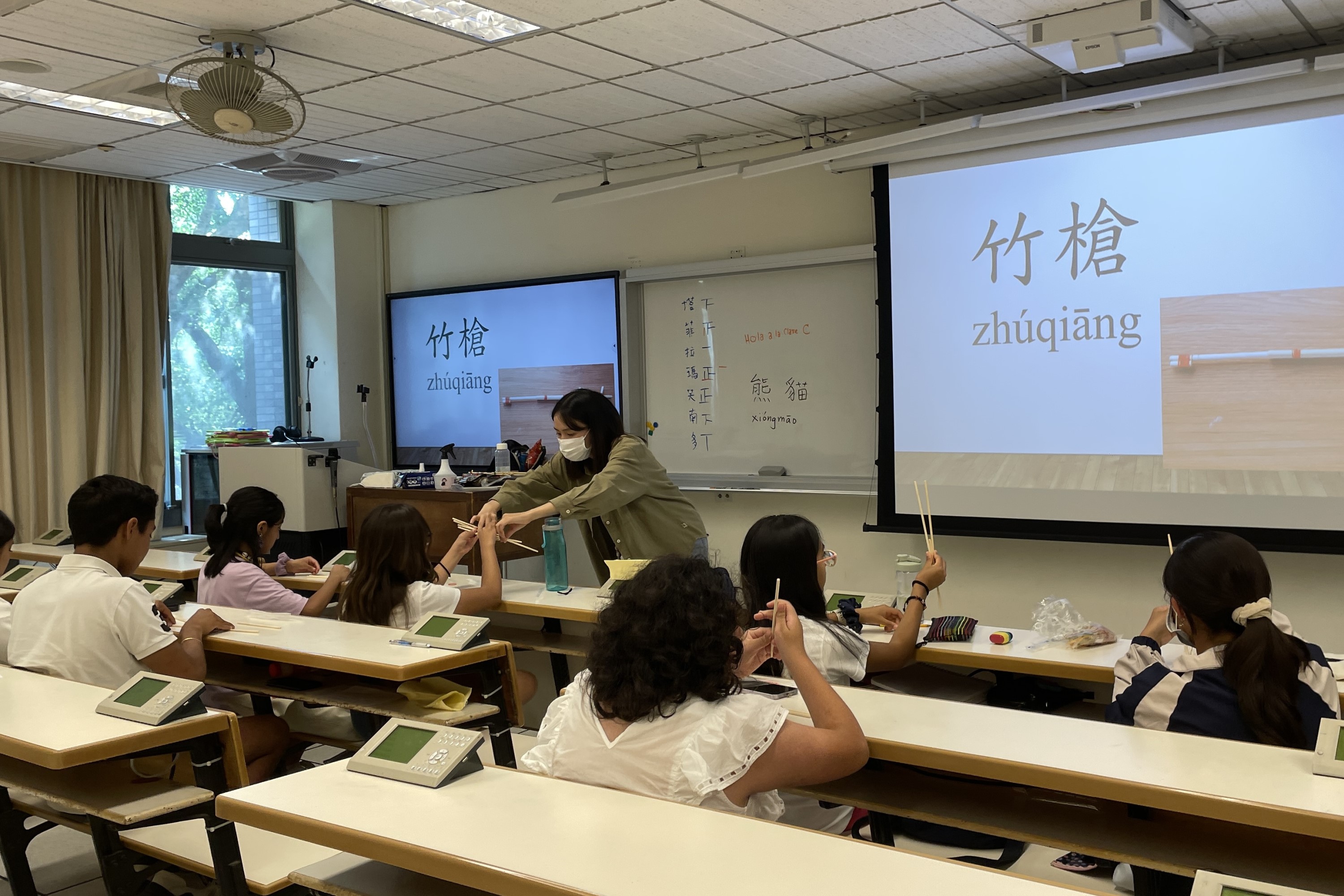 中原大學華語中心為墨西哥遊學團安排文化手作課程，圖為竹槍製作上課情形。