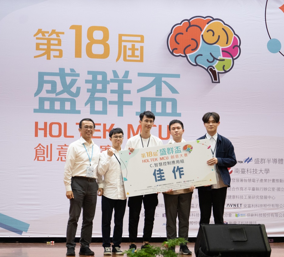 學生發揮所學，運用毫米波雷達偵測行人與車輛，開發智慧路燈節能系統。