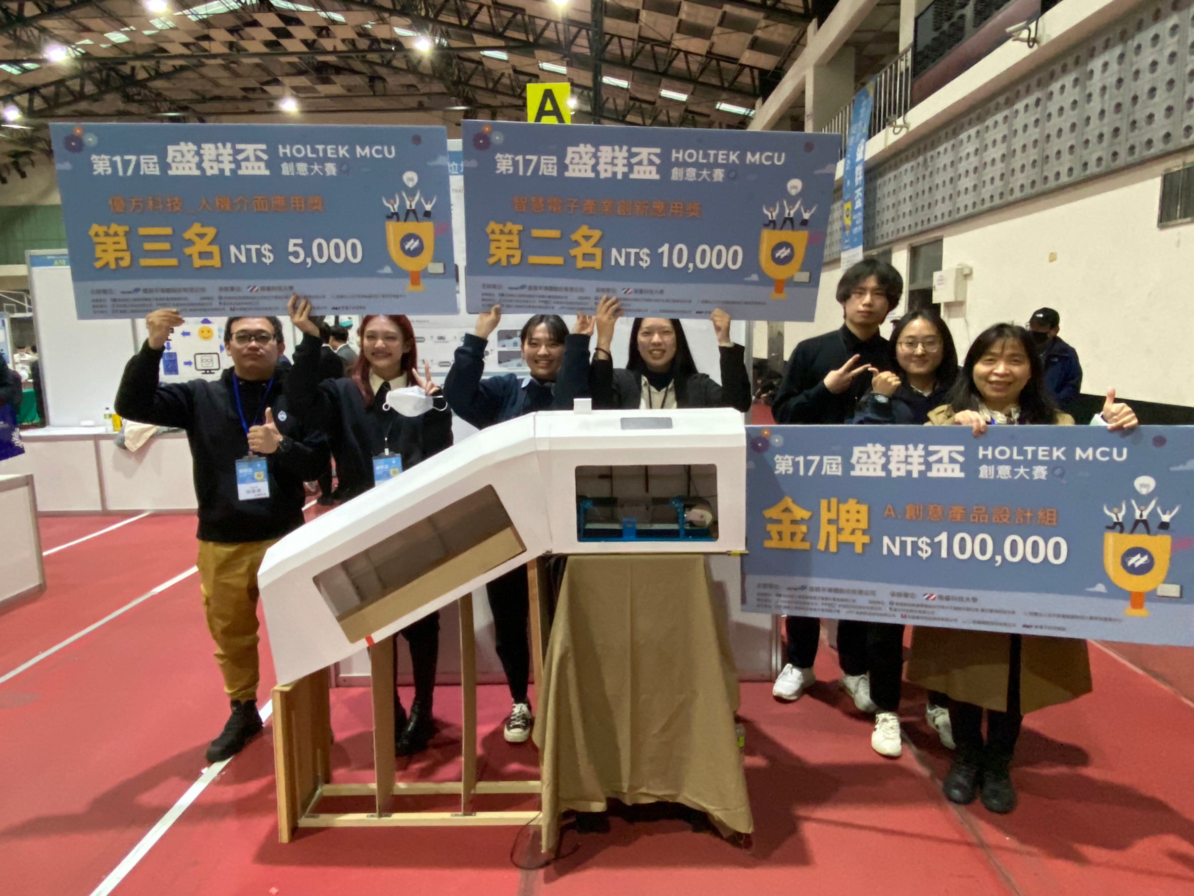 學生運用AloT技術開發「全自動AI垃圾分類系統」。