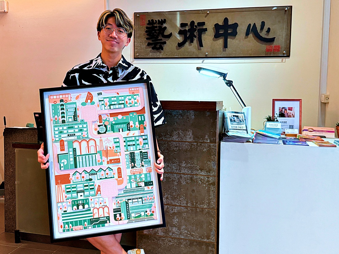 07 校友曾明駿以數位拼貼創作《未曾停止的記憶》，再現中原校園景致。