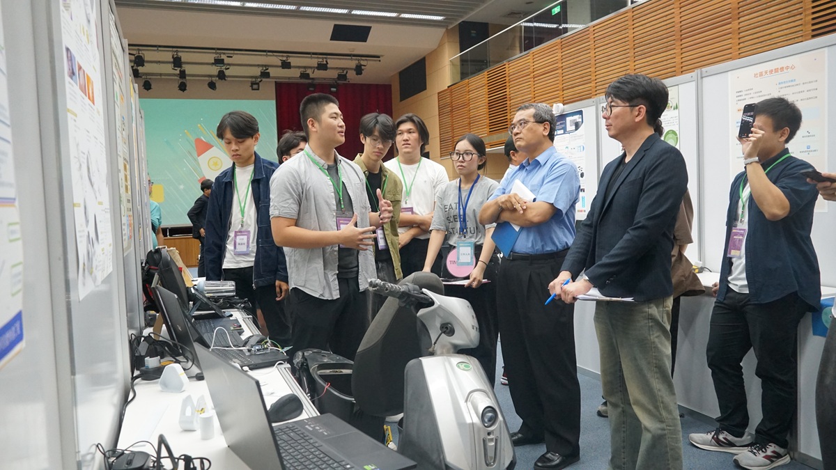 競賽現場，學生團隊向評審介紹創業構想，展現實作力與市場潛力。
