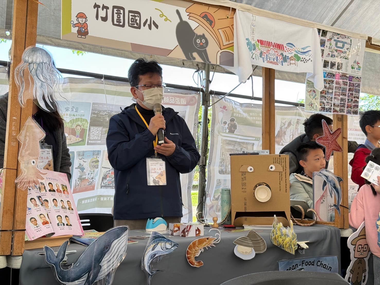 竹圍國小亮相特色課程與學生創意成果，令人驚豔。