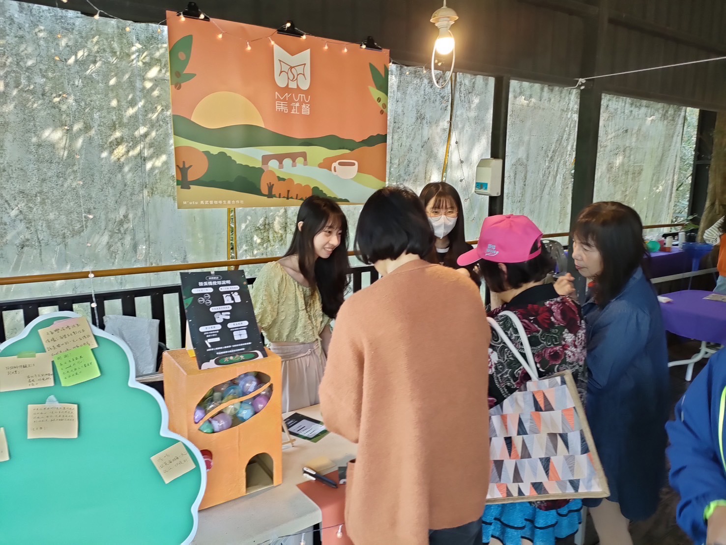 馬武督咖啡小組透過市集擺攤，協助生產合作社建立品牌形象。