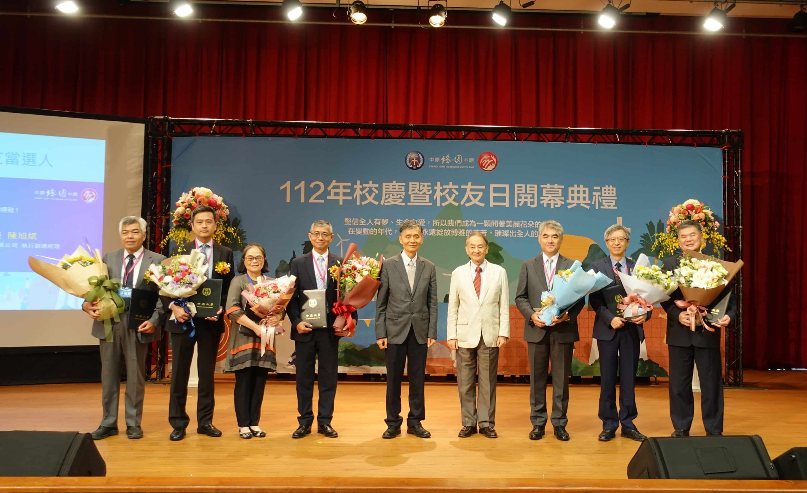 李校長親自頒發「傑出校友」榮譽