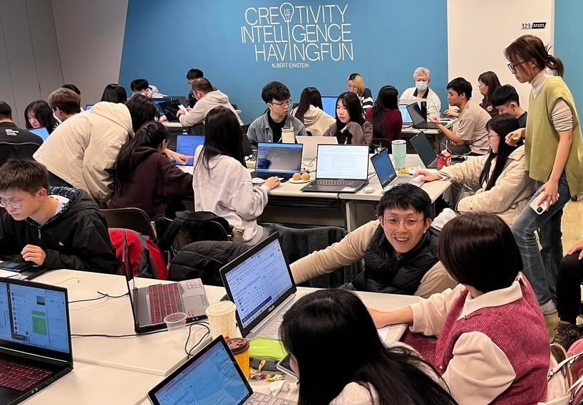  「桃園AI University產學共創計畫」，學生與企業學員一同學習，並為企業痛點尋求解方。