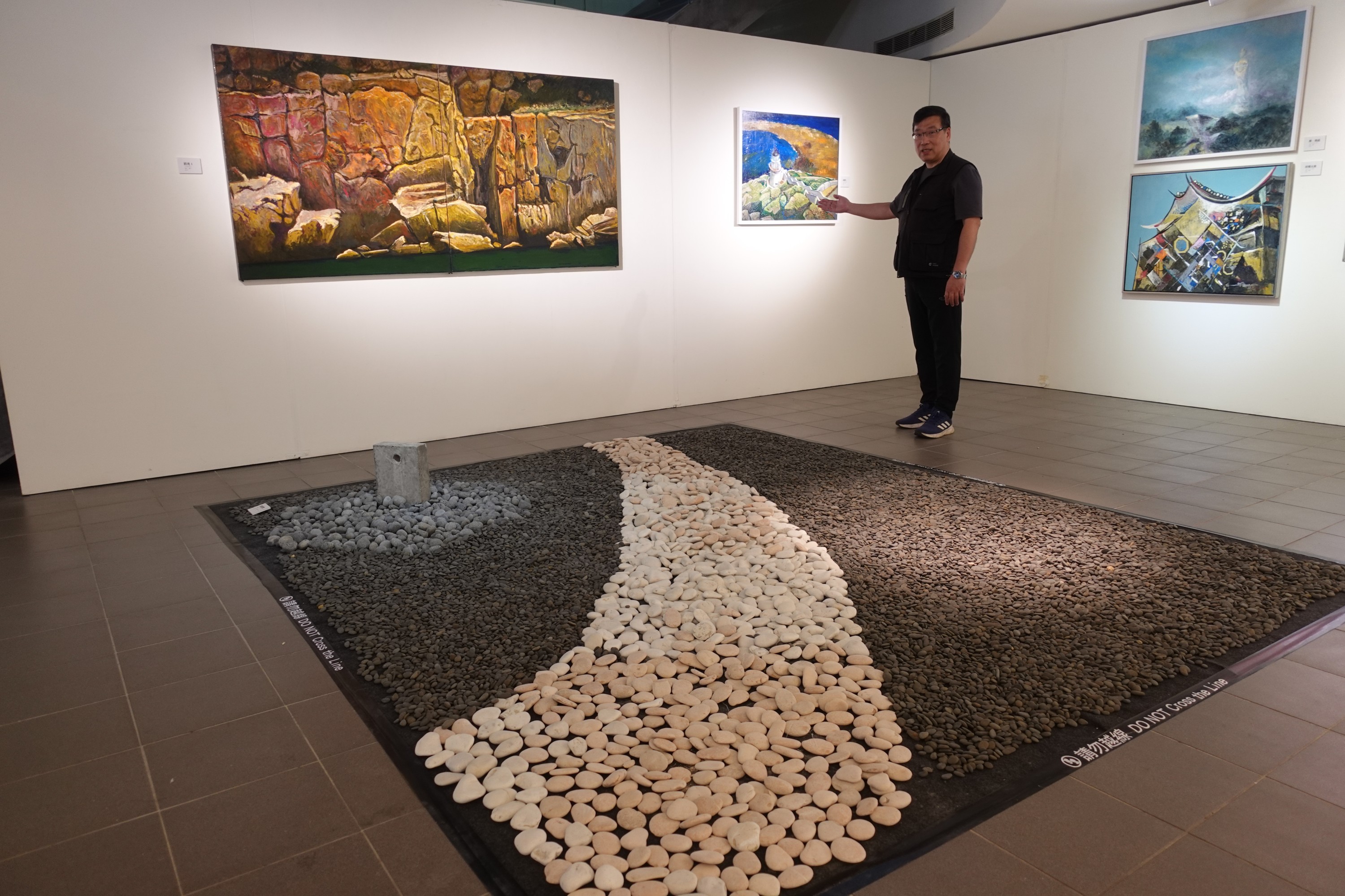 曹松清的地景藝術＜淚光閃閃＞作品，靈感延伸自油畫作品＜陽光下的藍眼淚＞。