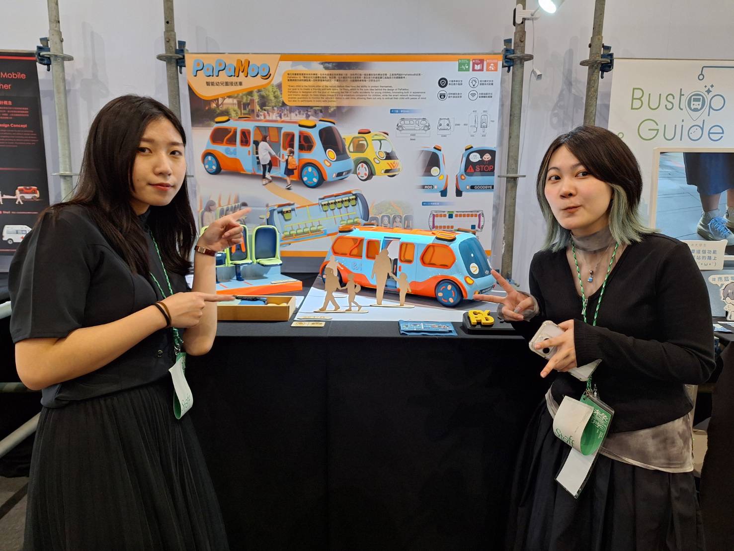 08 林多亞、潘薇捷同學共同創作作品《PaPaMoo 幼兒智能接送車》，以富有親和力與生命感的設計語彙，打造兼具安全性與智能科技的幼兒交通工具，展現人性化的智慧交通新想像。