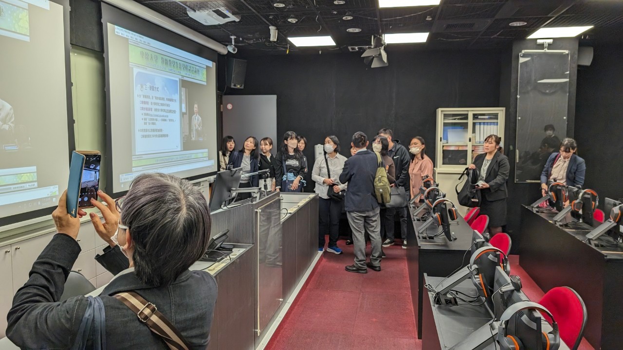 參訪團來到張靜愚紀念圖書館體驗現代化的視聽資源設施，工作人員詳細解說攝影棚、SNG教室以及專業錄音室的運作和應用