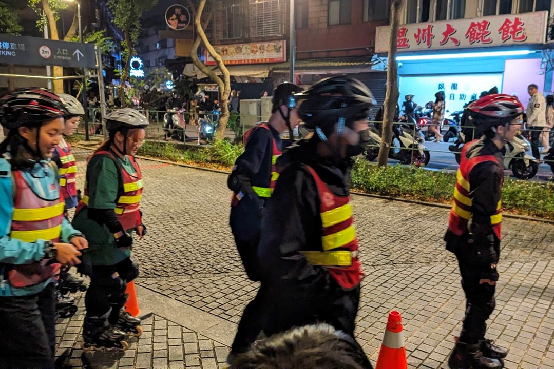 途的旅程成為一幕幕溫馨與感動的畫面，同學間相互扶持、共同邁向目標