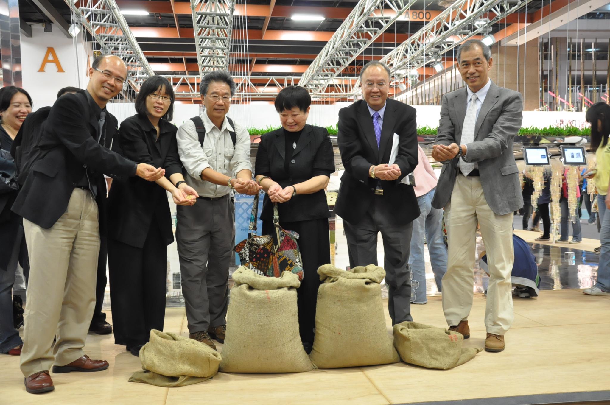 程萬里校長與中原師長出席設計展