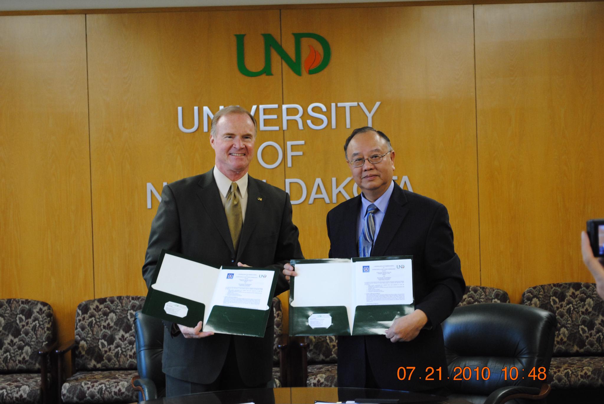 程校長與鄧主任訪問州立北達科他大學(University of North Dakota)，由程萬里校長與該校校長Dr. Robert Kelley簽訂合作意願書。