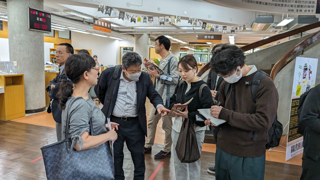 參訪團進一步深入中原大學圖書館，全面了解其科技應用。
