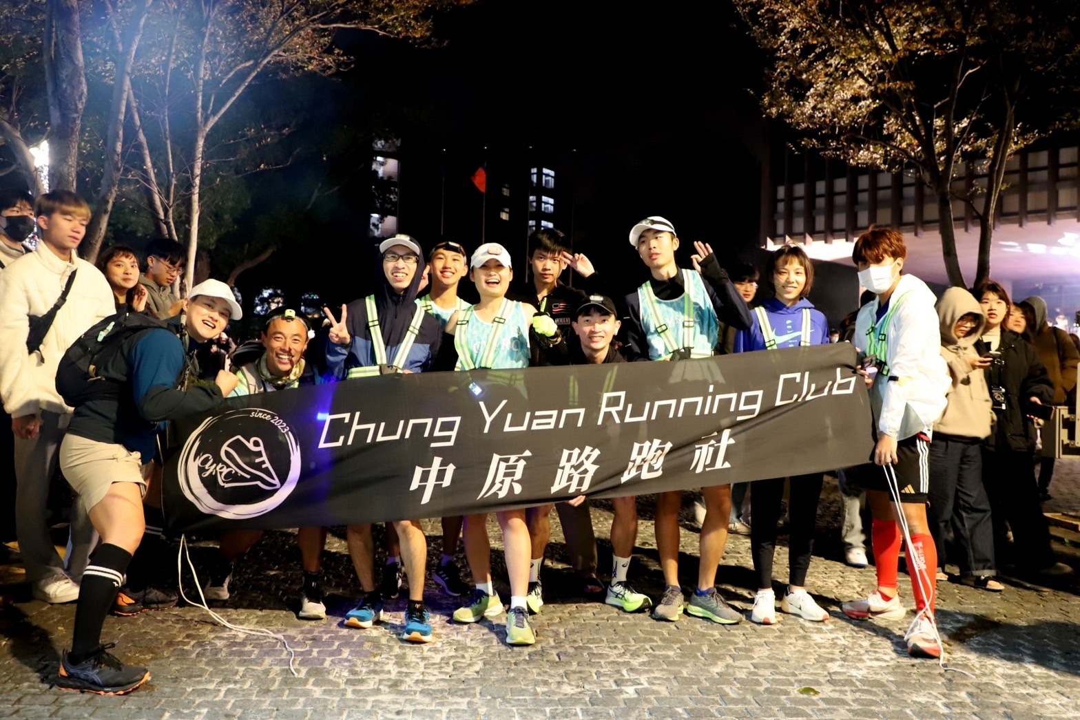 即便在跌倒的瞬間，也總能以堅韌的意志重新站起，特別是在面對一些崎嶇的路段，同學們更是互相援手