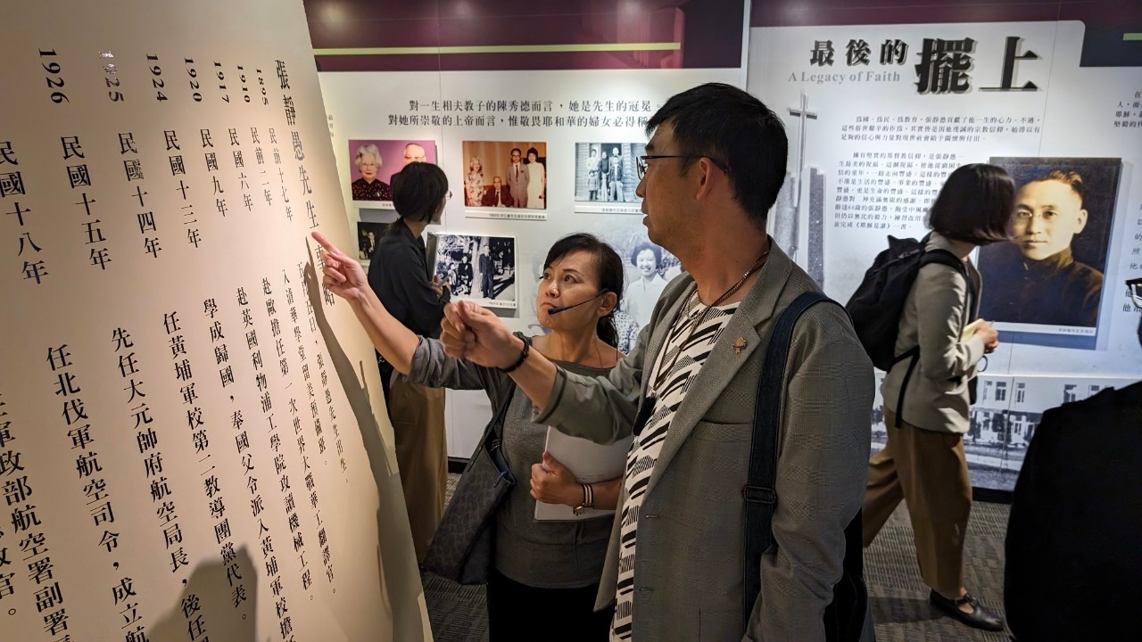 館方也向參訪者講解說圖書館週推廣系列活動，這些活動不僅豐富讀者的閱讀體驗，也成功吸引讀者更有意願親近圖書館。