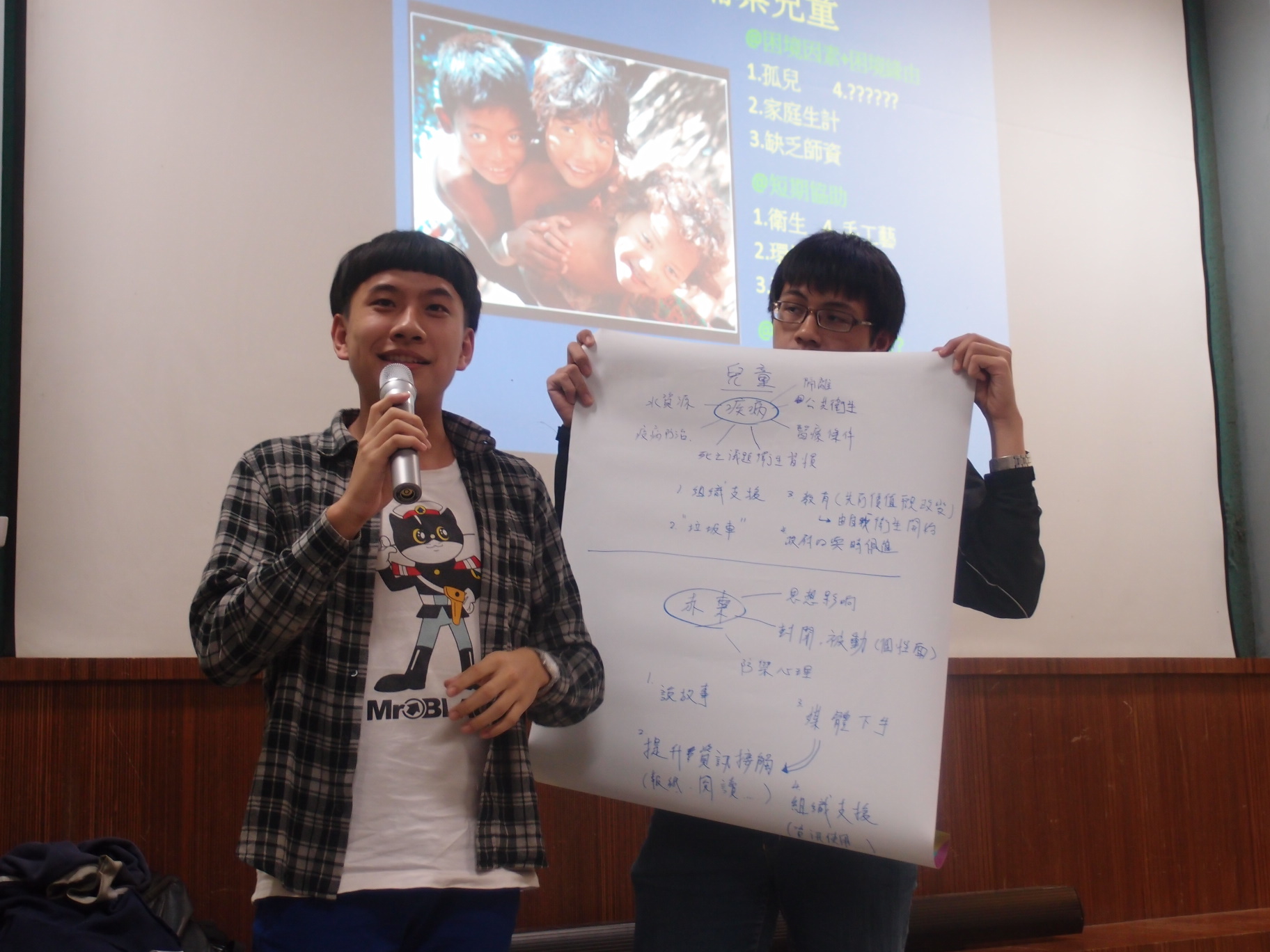 學生以海報進行解說