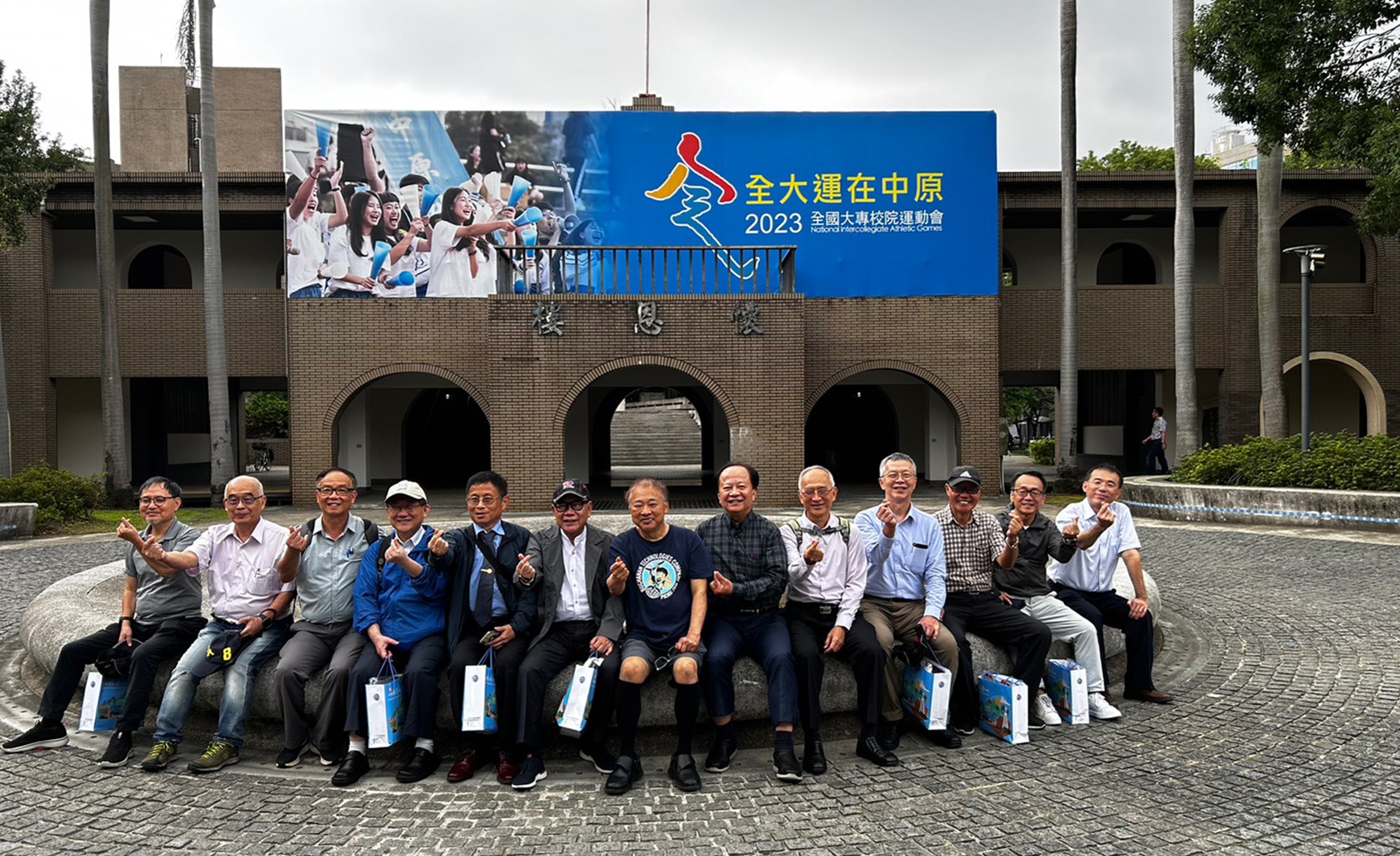 資工系邀請歷屆系友返校舉辦同學會，難得與多年不見的同窗好友相聚，彼此憶當年、話家常，現場熱鬧又溫馨。