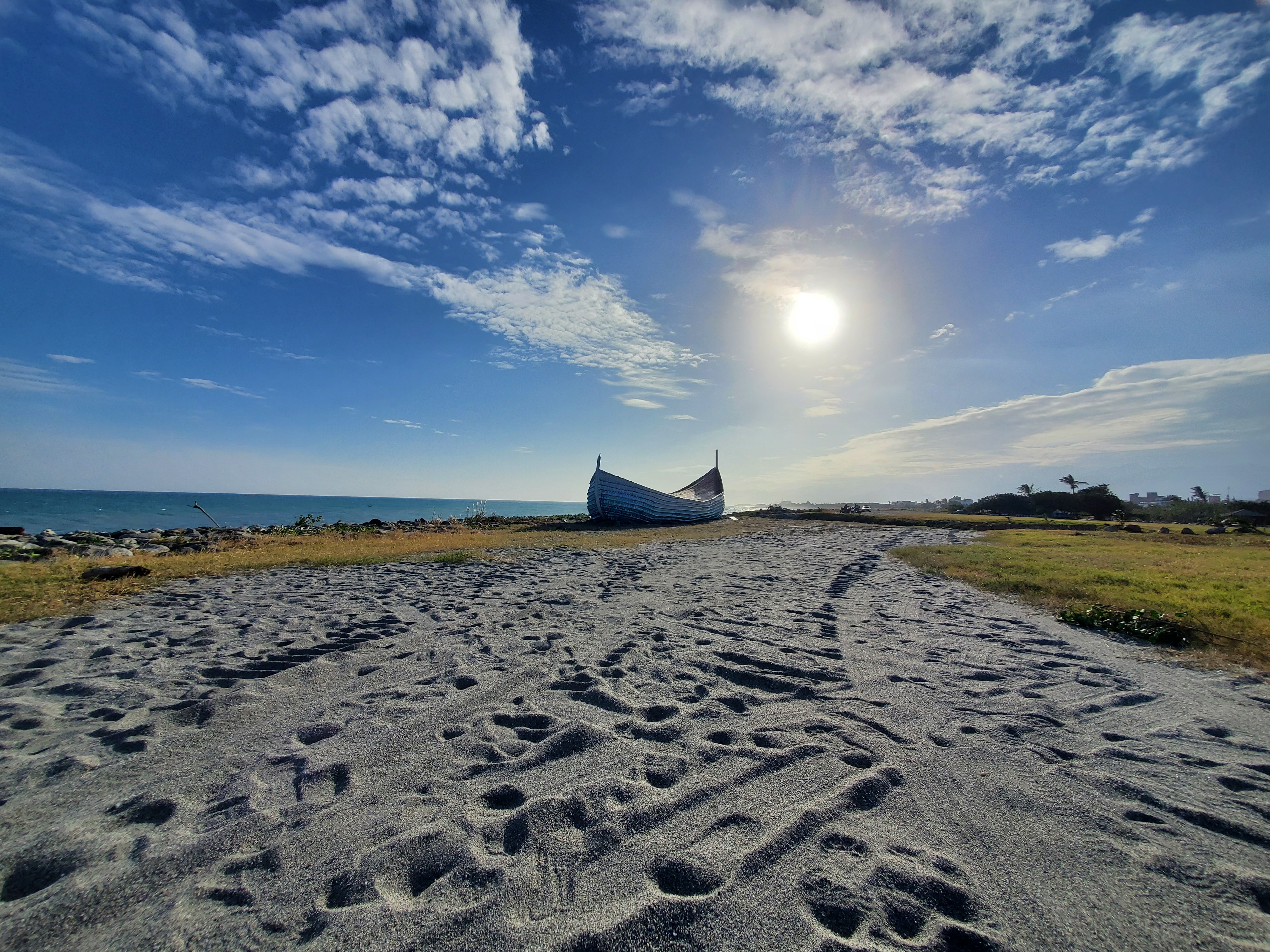 中原建築與臺東女中的作品《消逝的船與地景》吊裝至臺東海濱公園，成為常設公共藝術作品