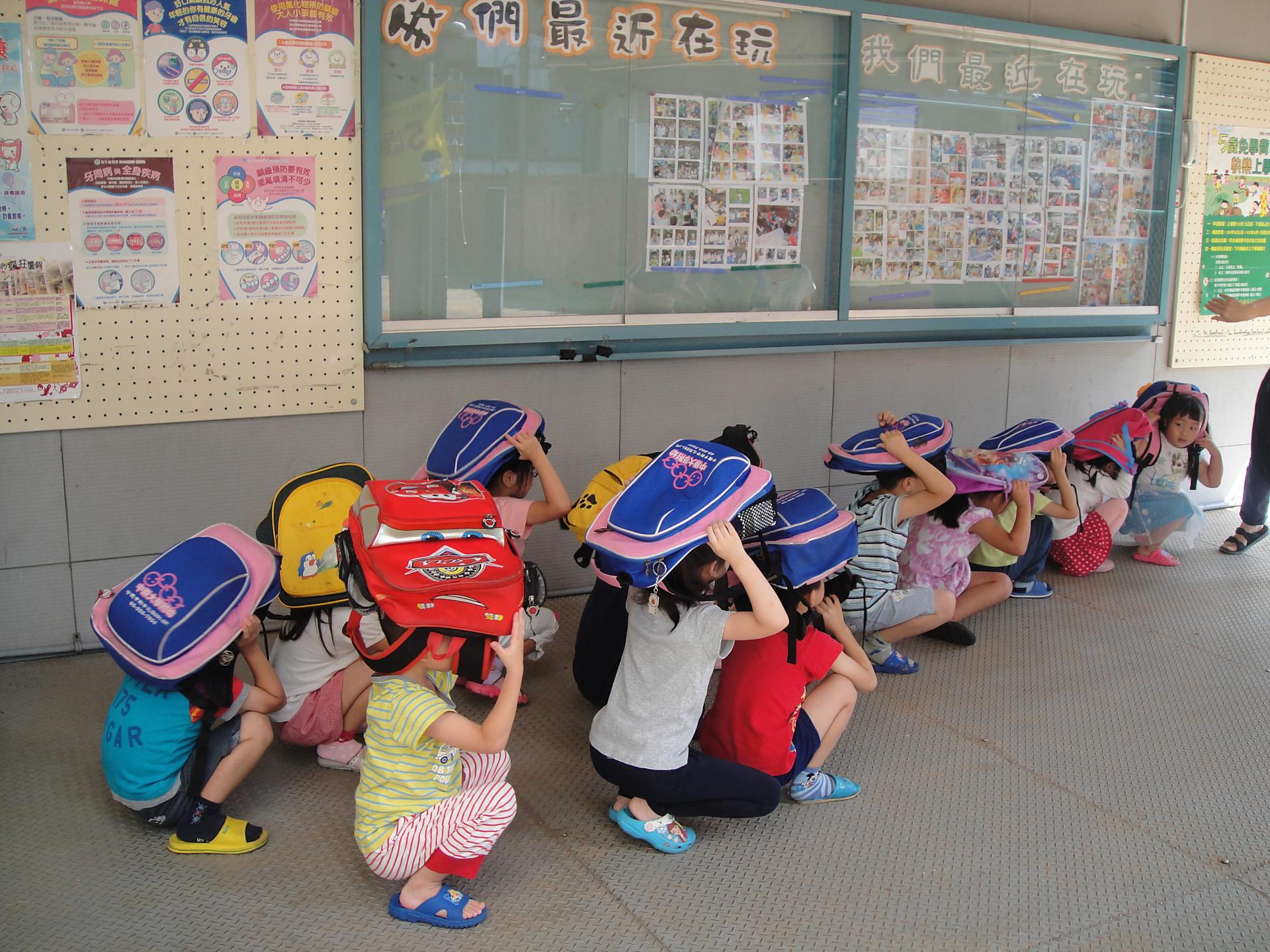 附設幼兒園學生進行防震演練