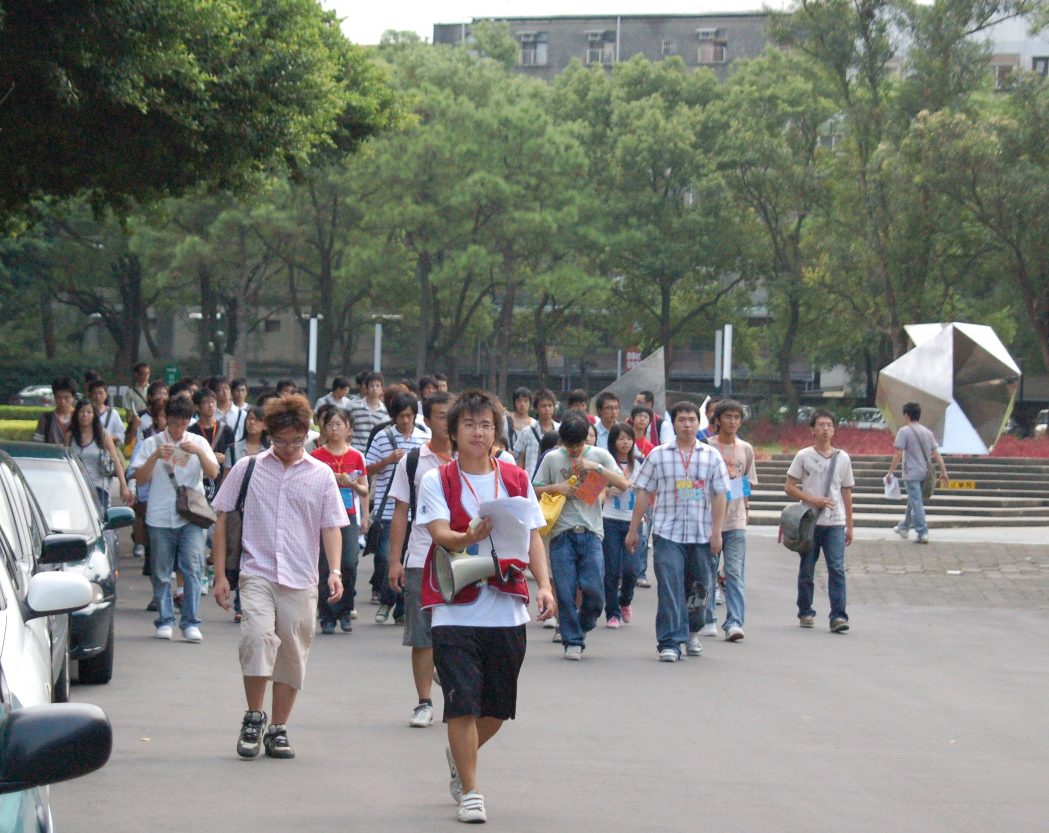 新生漫步於中原大學校園