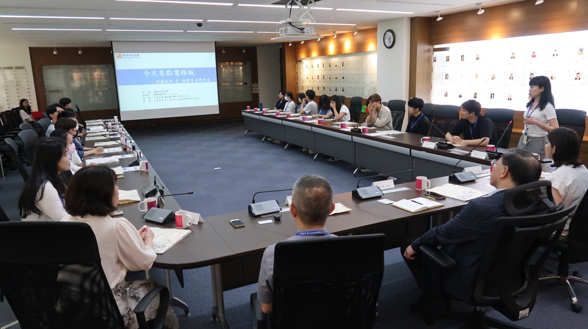 大四畢業生個別發言，分享這四年來獲得獎助學金後的學習歷程與改變。