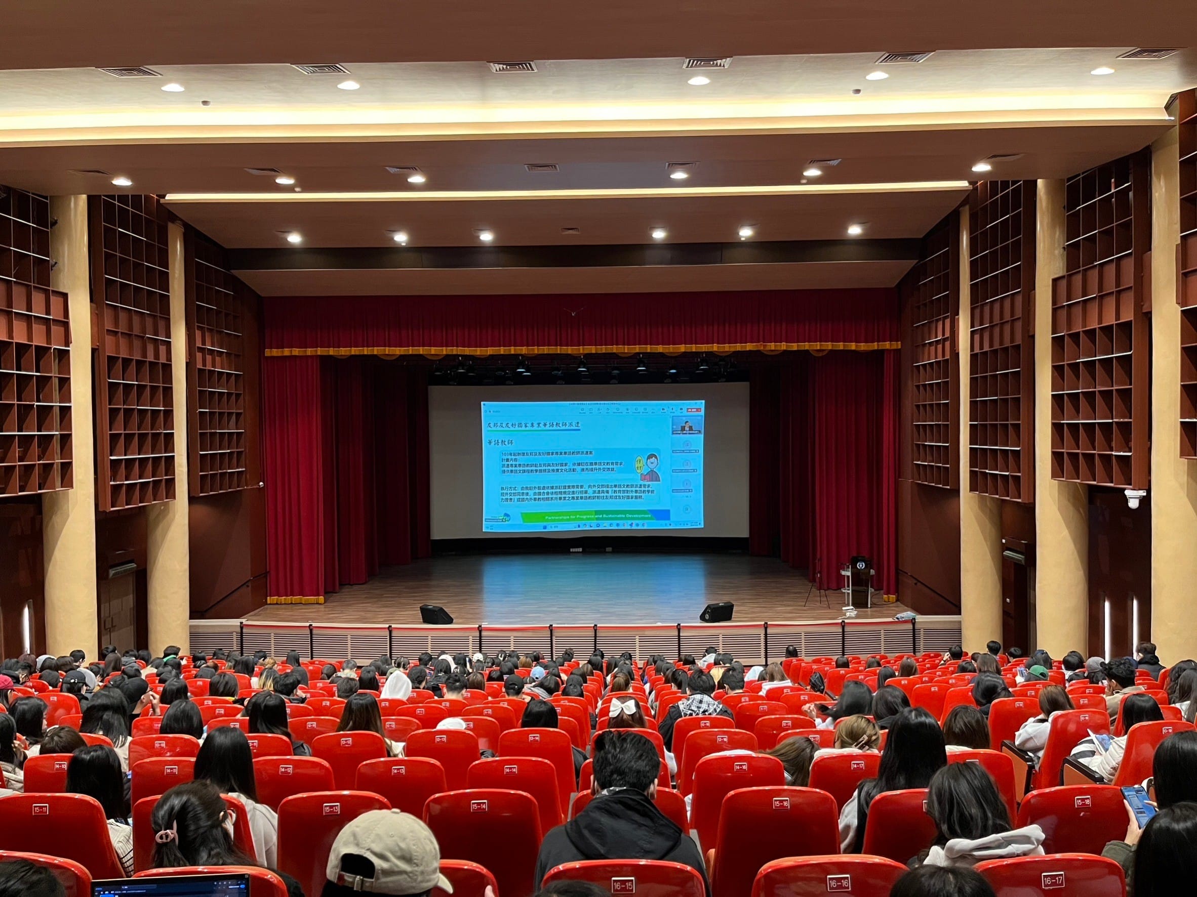 同學在學期間可透過「華語文線上教學實習課程」與友邦華語生線上互動交流，成為派遣之儲備教師。