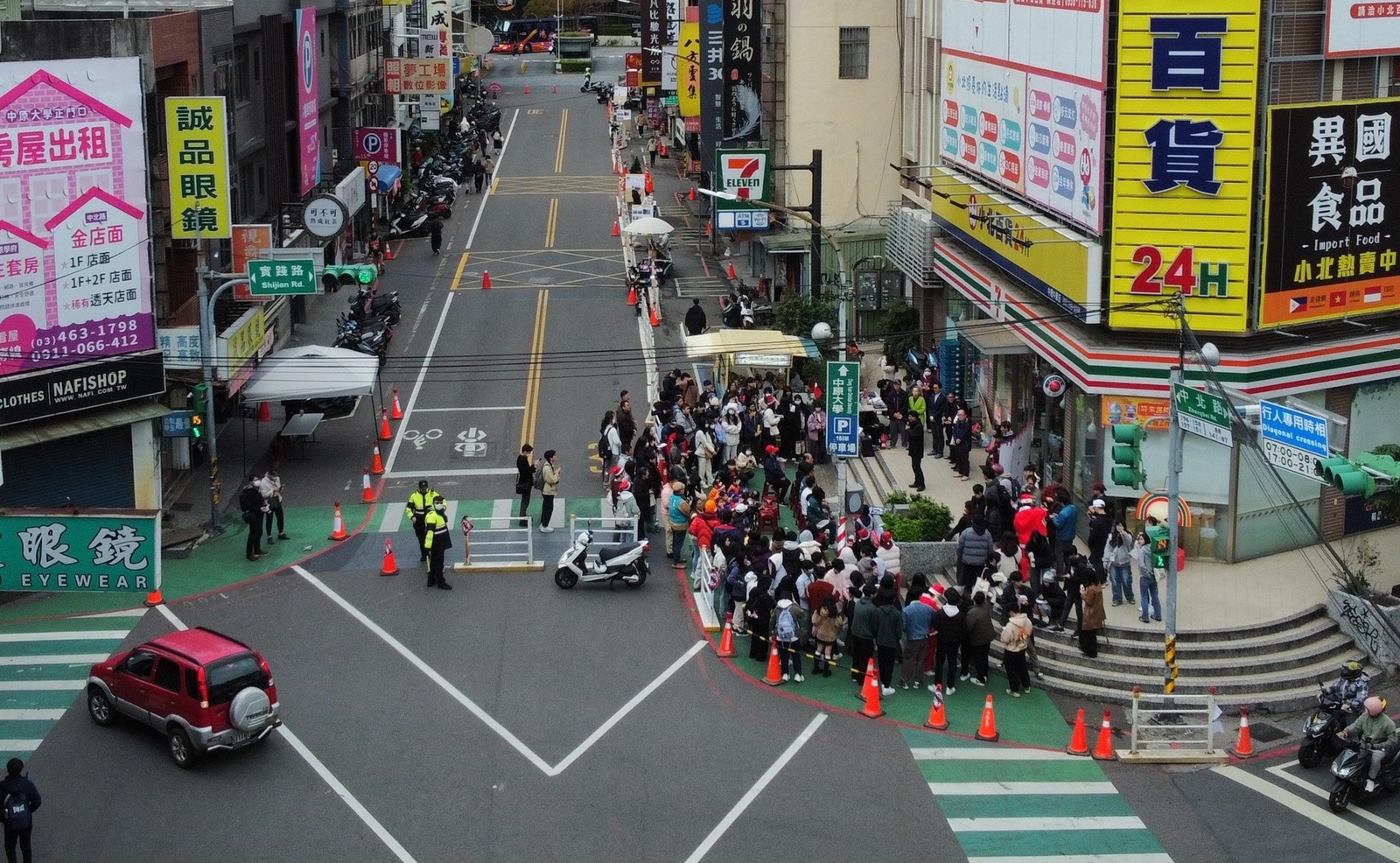 2024「中原耶誕散步節」實施一日試圍活動，讓民眾體驗「人本街道」的友善氛圍。
