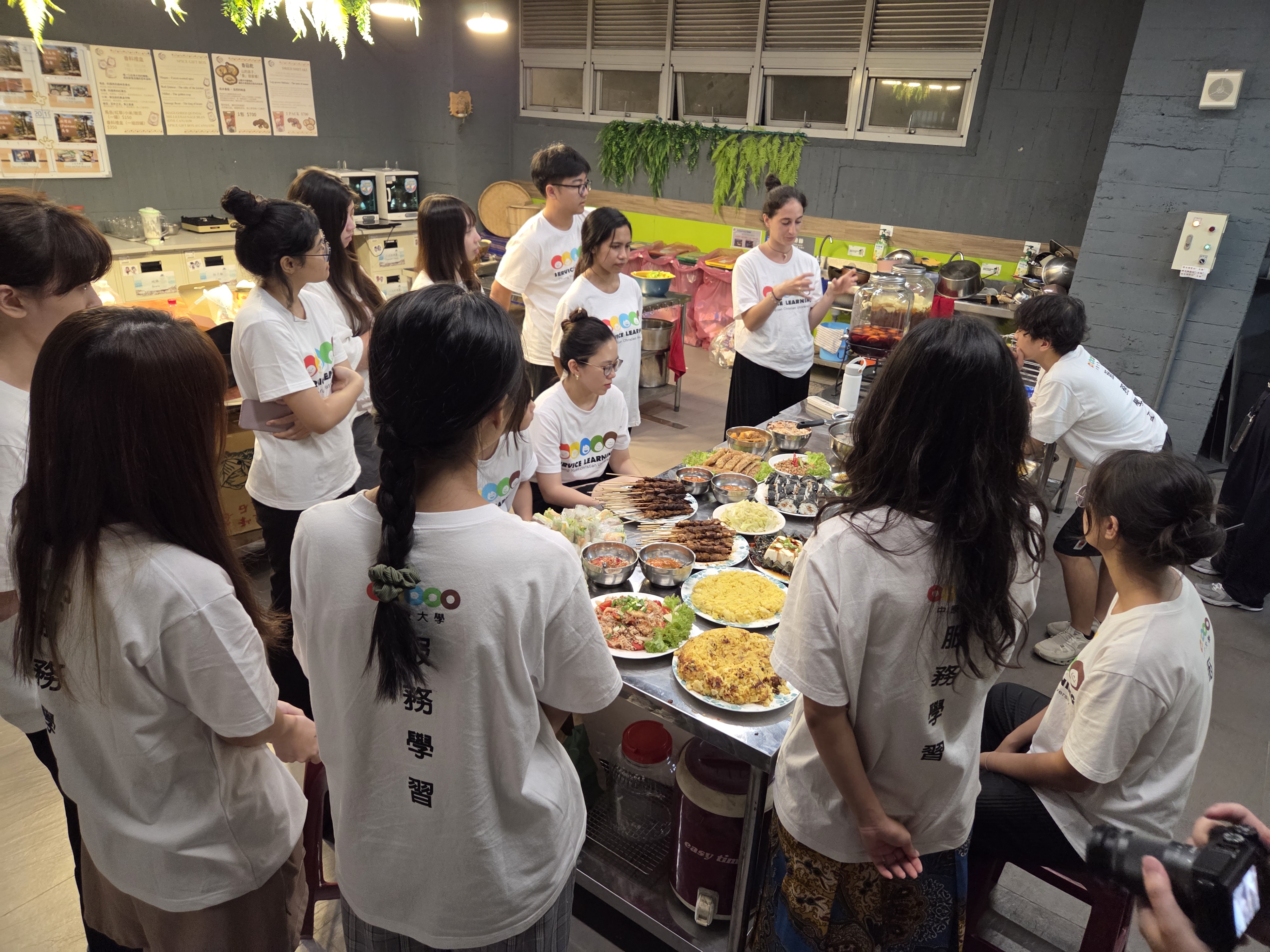 「文化廚房」由志工青年烹調各自國家的料理，呈現最鮮活的跨國交流。