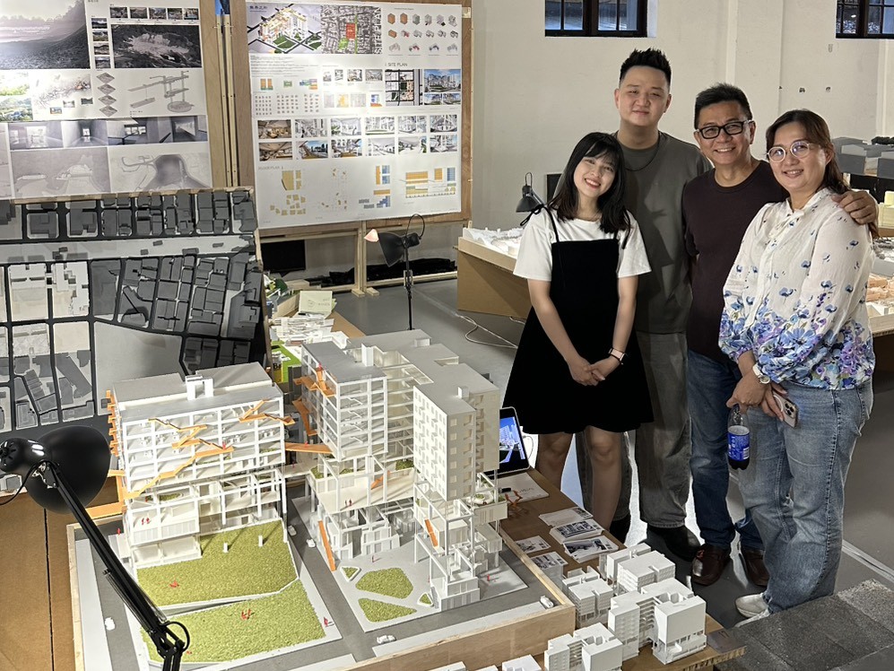 2025中原建築畢業展於松山文創園區，曾傳傑(右2)與妻女參觀兒子曾煜品(左2)的作品。