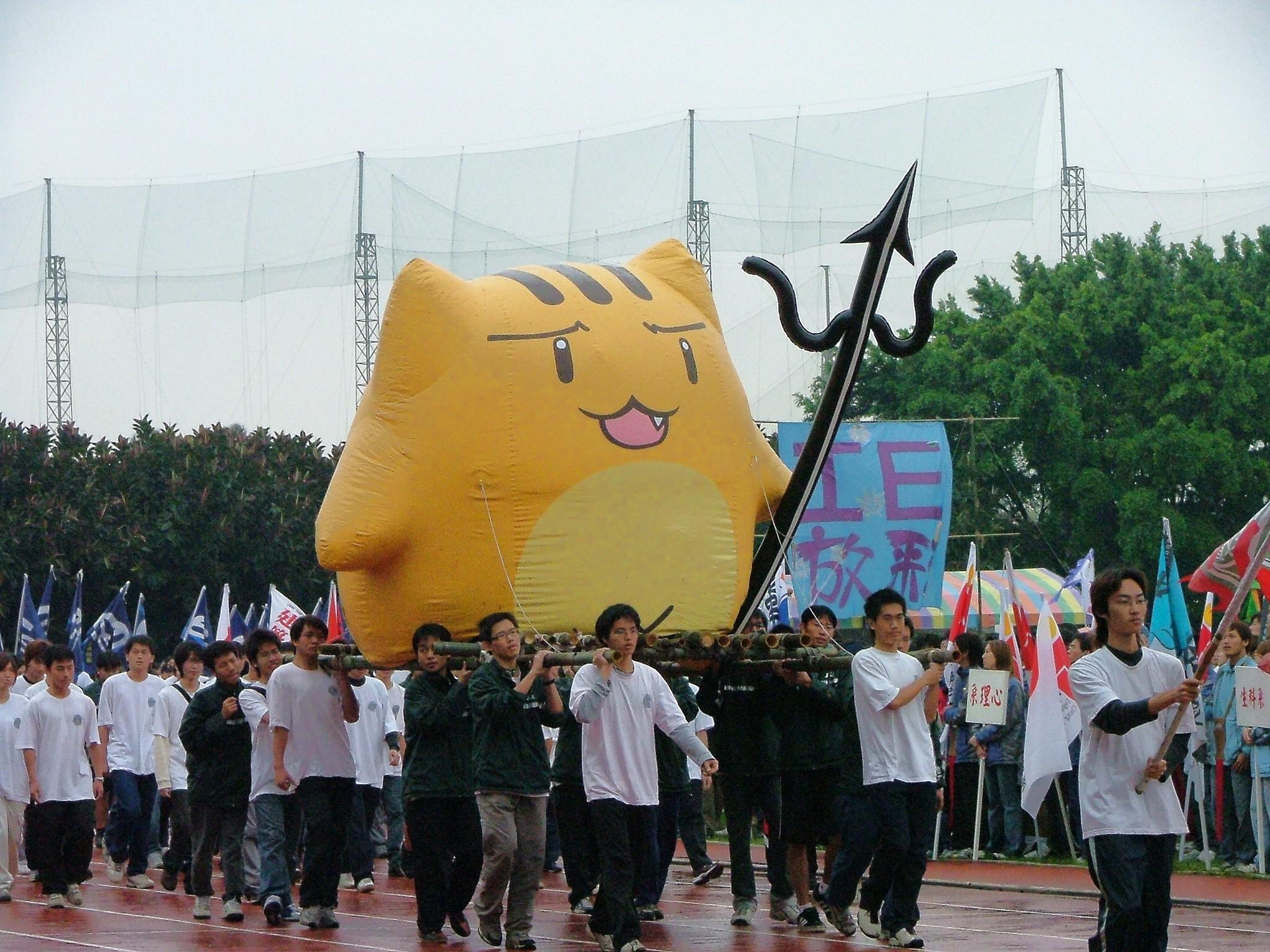 中原大學運動會，學子展現創意入場