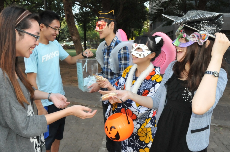 學生進行彩繪面具遊行募集發票
