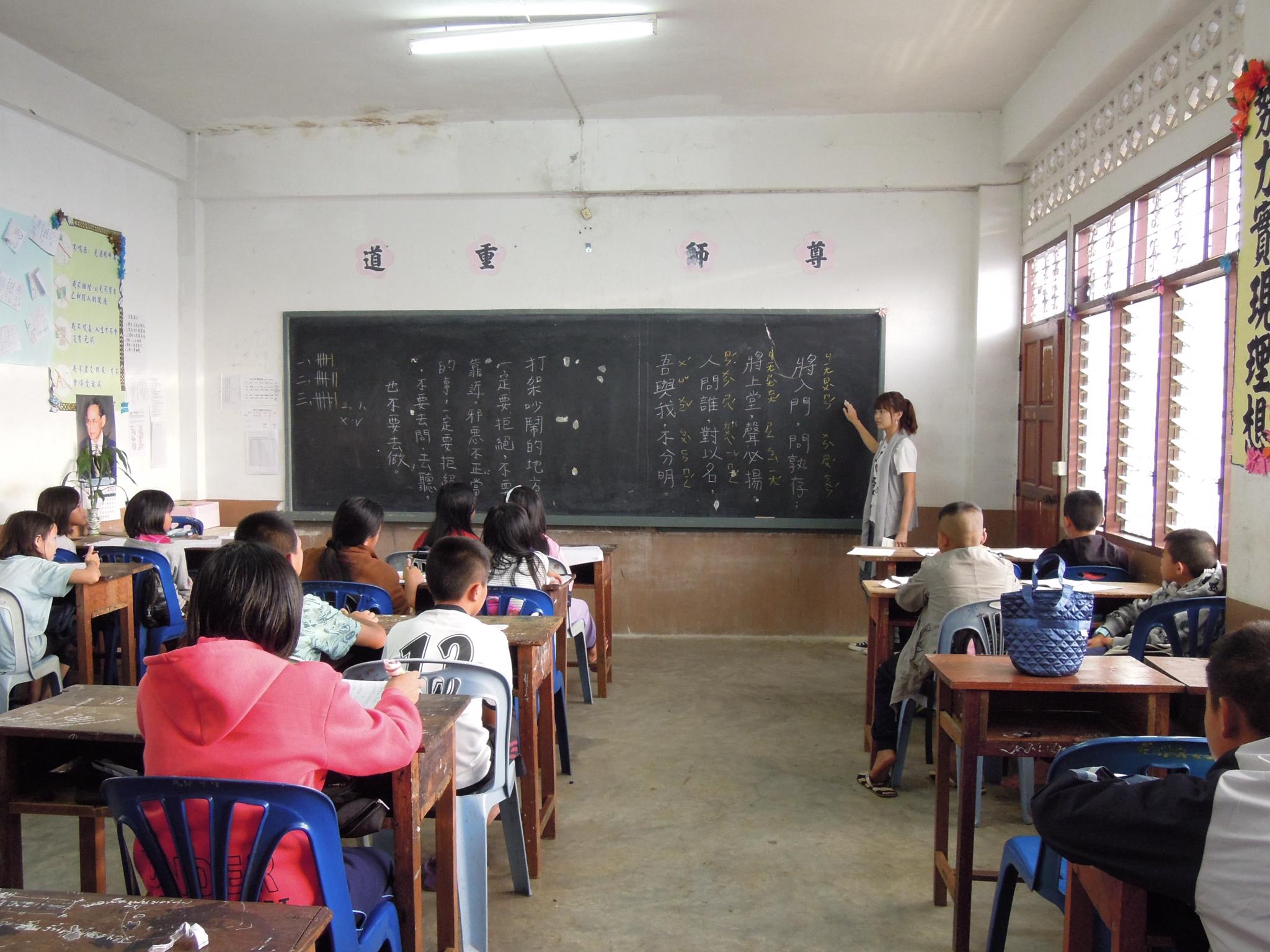 應華系學生教導中文
