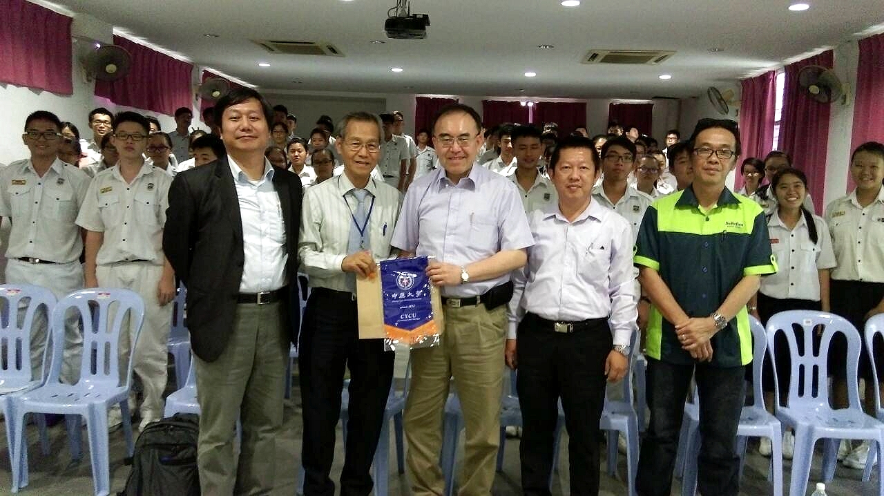 中原國際處師長與馬來西亞師生合影