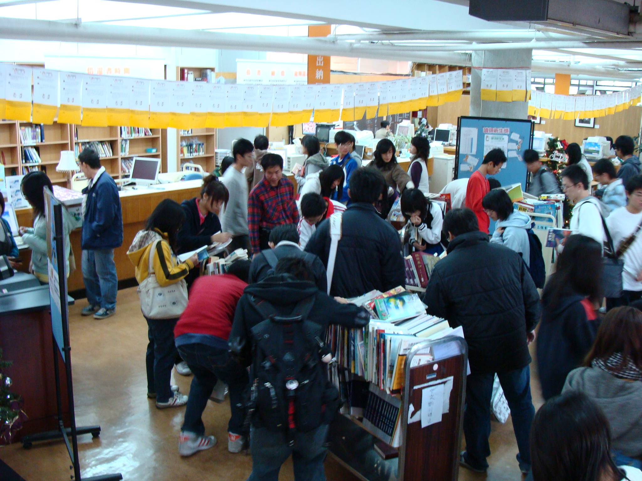圖書館舉辦書籍免費贈送活動，吸引許多學生出席