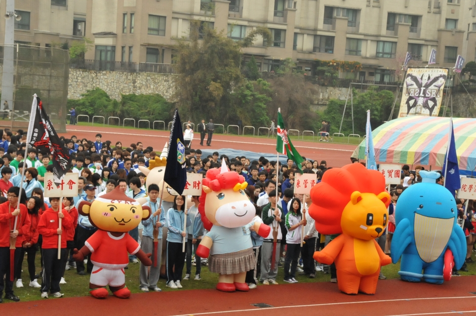 學生熱情穿著吉祥物服飾參與運動大會
