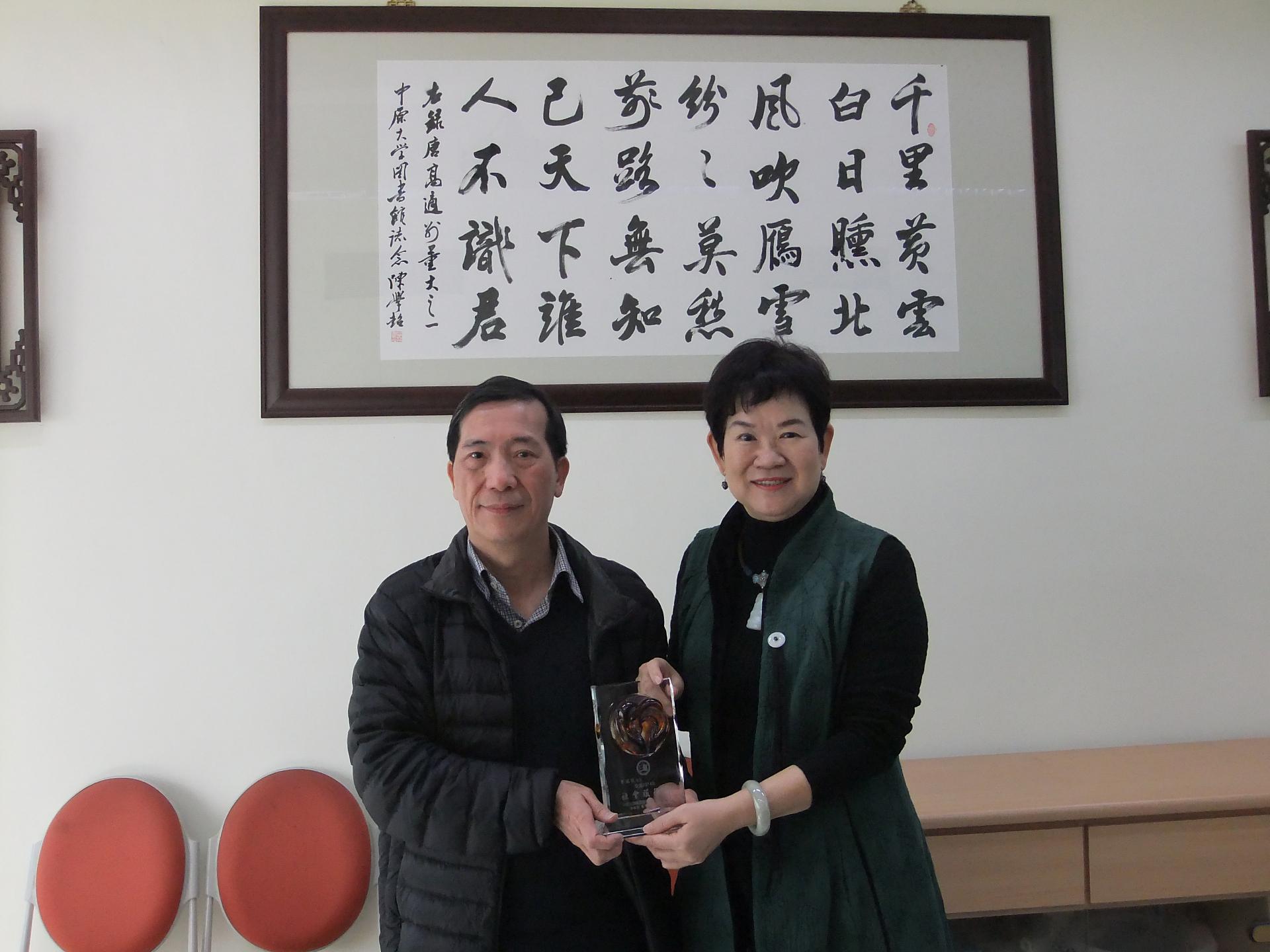 恭賀土木系曹瑞棋校友 榮獲圖書館學會社會服務獎