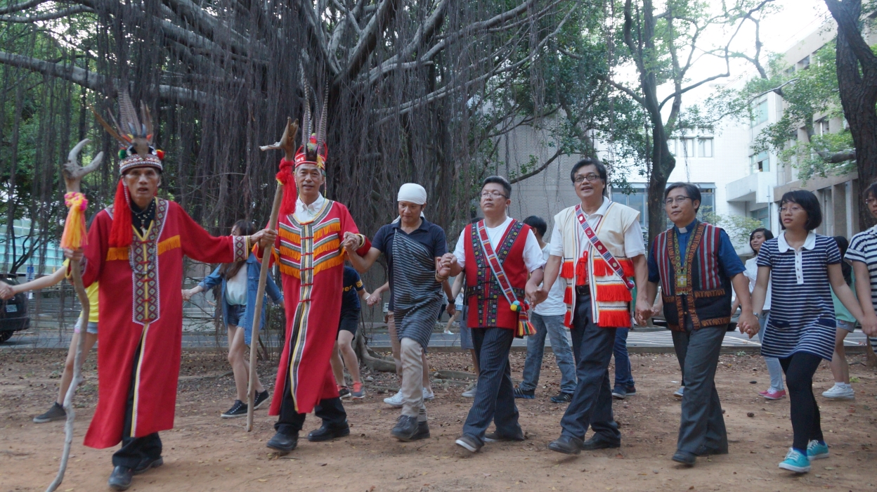 原住民長老穿著傳統服飾帶領師生跳祭典舞