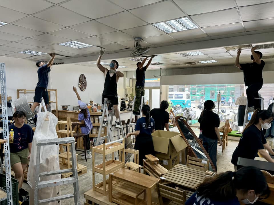 中原師生們克服酷熱天氣，成功完成天花板更換及隔熱墊增設的艱鉅任務