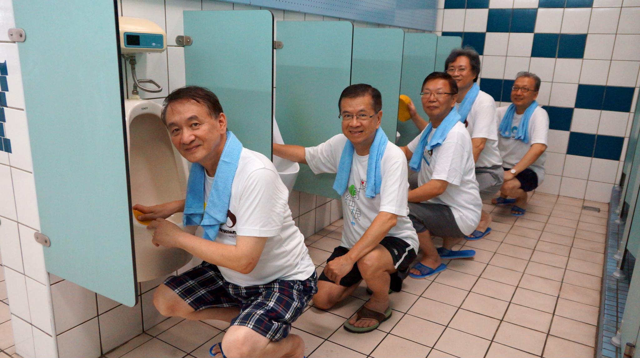 張校長帶領師長掃廁所