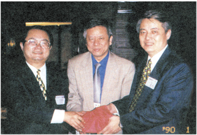 在校友室楊錦洲主任(圖中)監交下，林山峰學長(圖右)將理事長印信交接給下任陳漢棟學長(圖左)