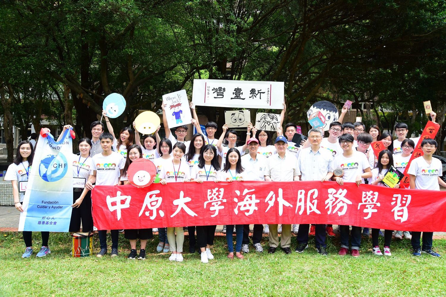 張校長與海外服務學習志工合影