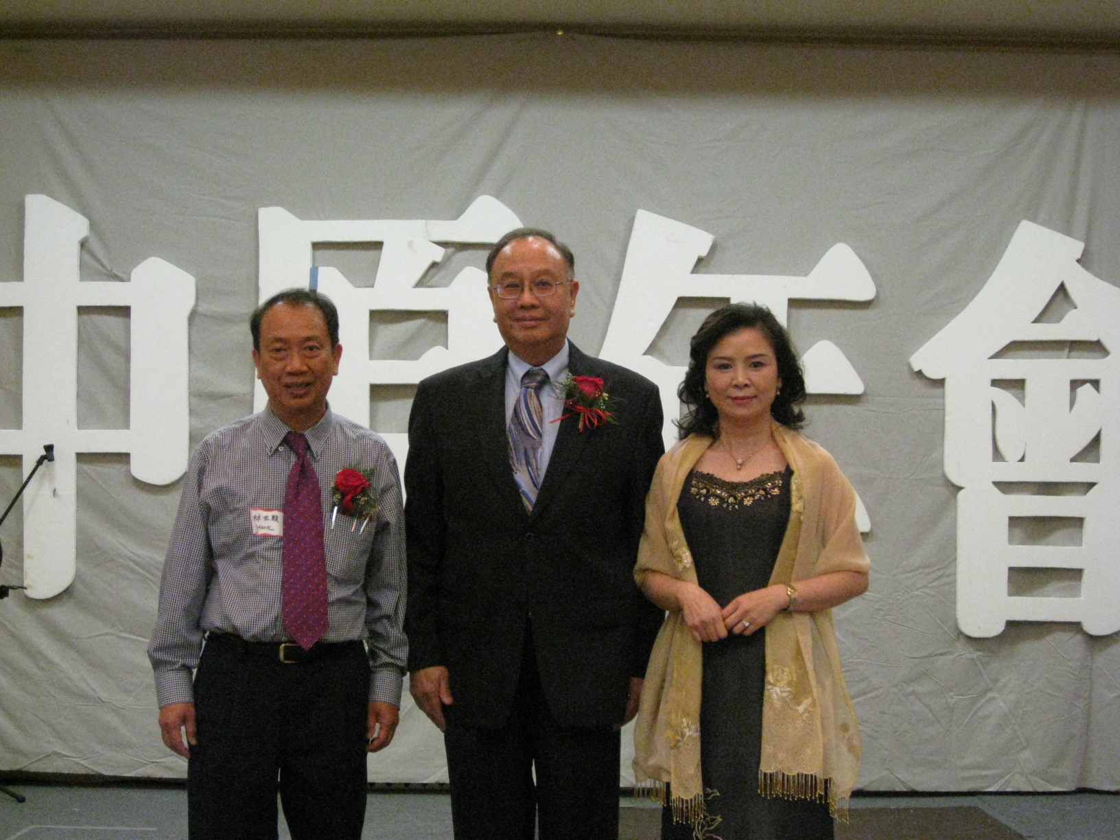 連任兩屆會長之王榮玫學姊(圖一右)光榮卸任，由林世顯學長(圖一左)當選新任會長