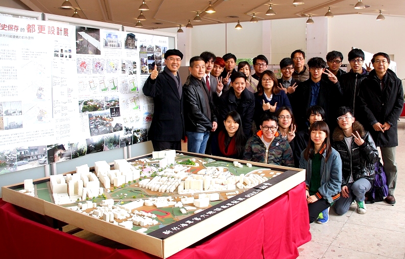 中原師生於都更設計展合影