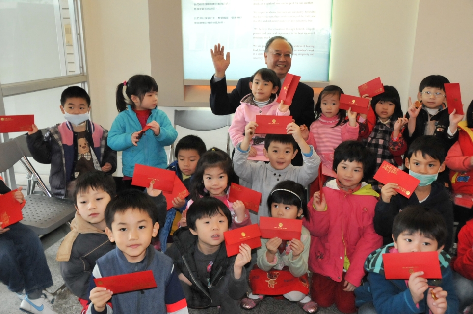 中原準備紅包袋給中原幼稚園小朋友